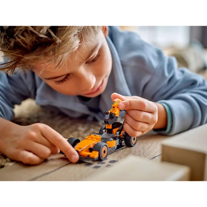 LEGO CITY 60442 Шофьор на F1 със състезателна кола McLaren
