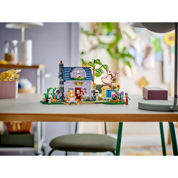 LEGO FRIENDS 42669 Къща на пчеларя и цветна градина