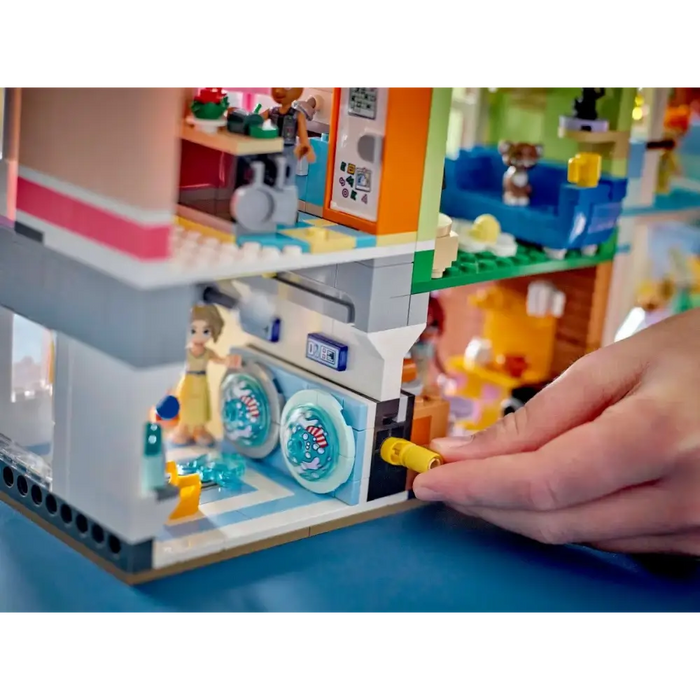 LEGO FRIENDS 42670 Апартаменти и магазини в Хартлейк Сити