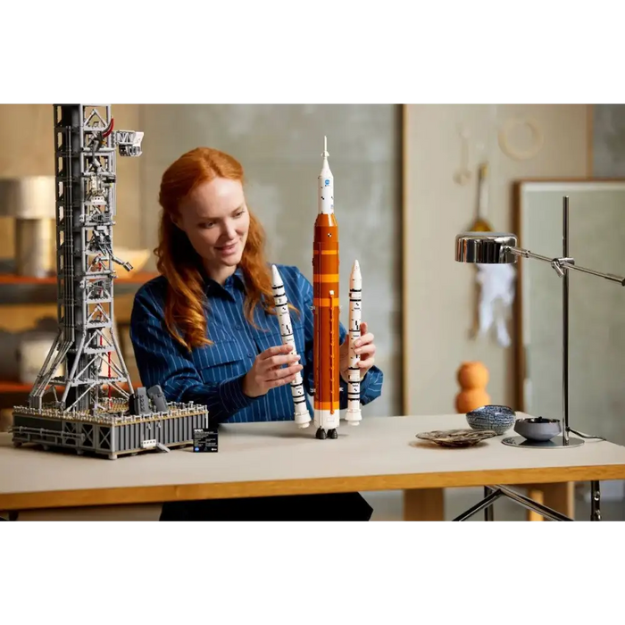 LEGO ICONS 10341 Космическата система за изстрелване