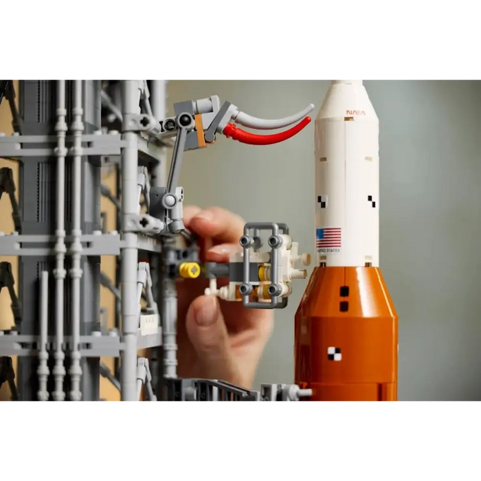 LEGO ICONS 10341 Космическата система за изстрелване