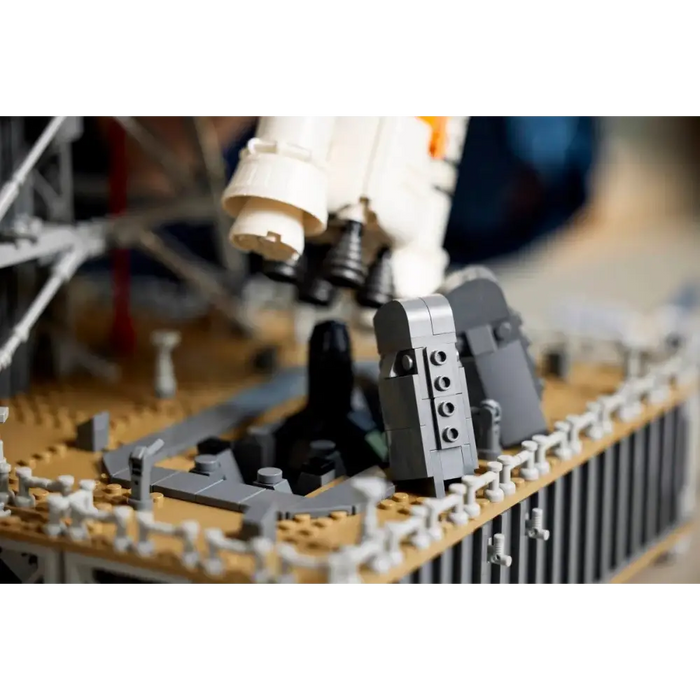 LEGO ICONS 10341 Космическата система за изстрелване