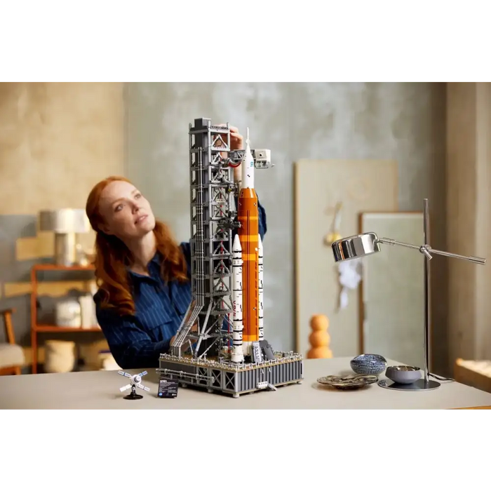 LEGO ICONS 10341 Космическата система за изстрелване