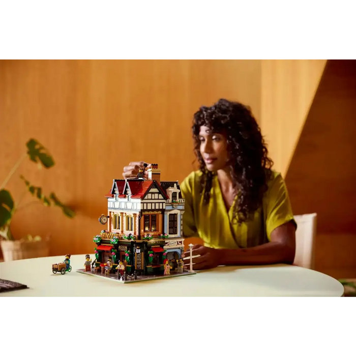 LEGO ICONS 10350 Tudor Corner