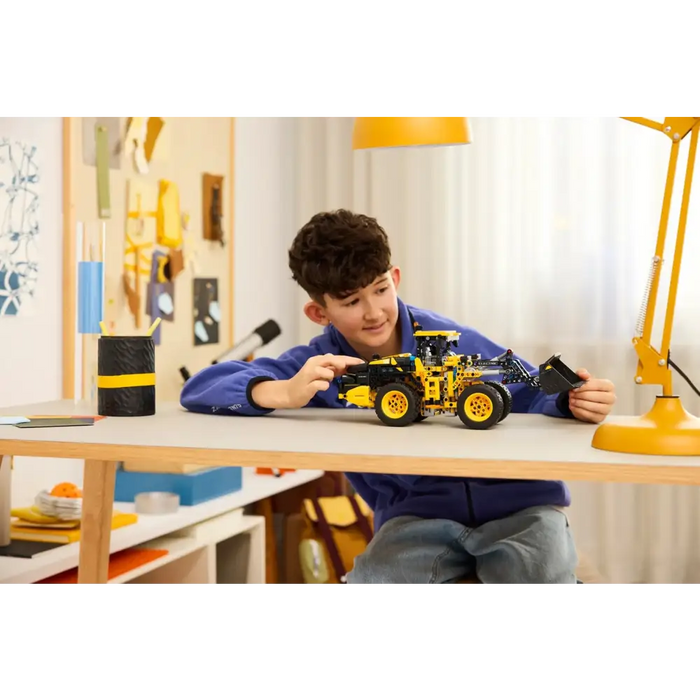 LEGO TECHNIC 42209 Електрически колесен товарач Volvo L120