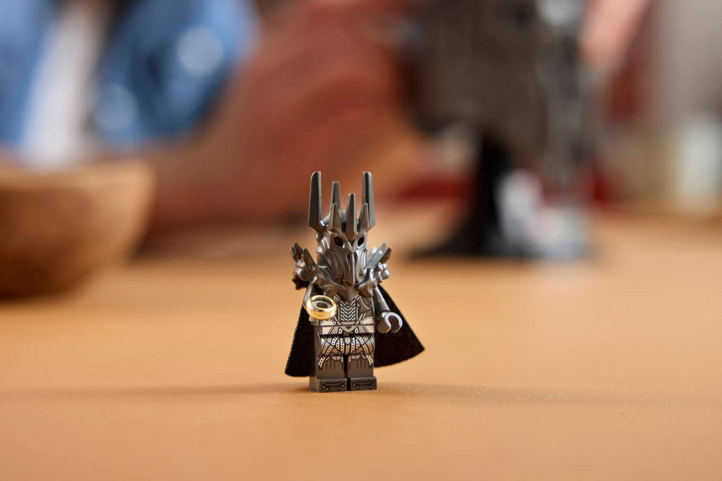 LEGO ICONS 11373 Властелинът на пръстените: Шлемът на Саурон
