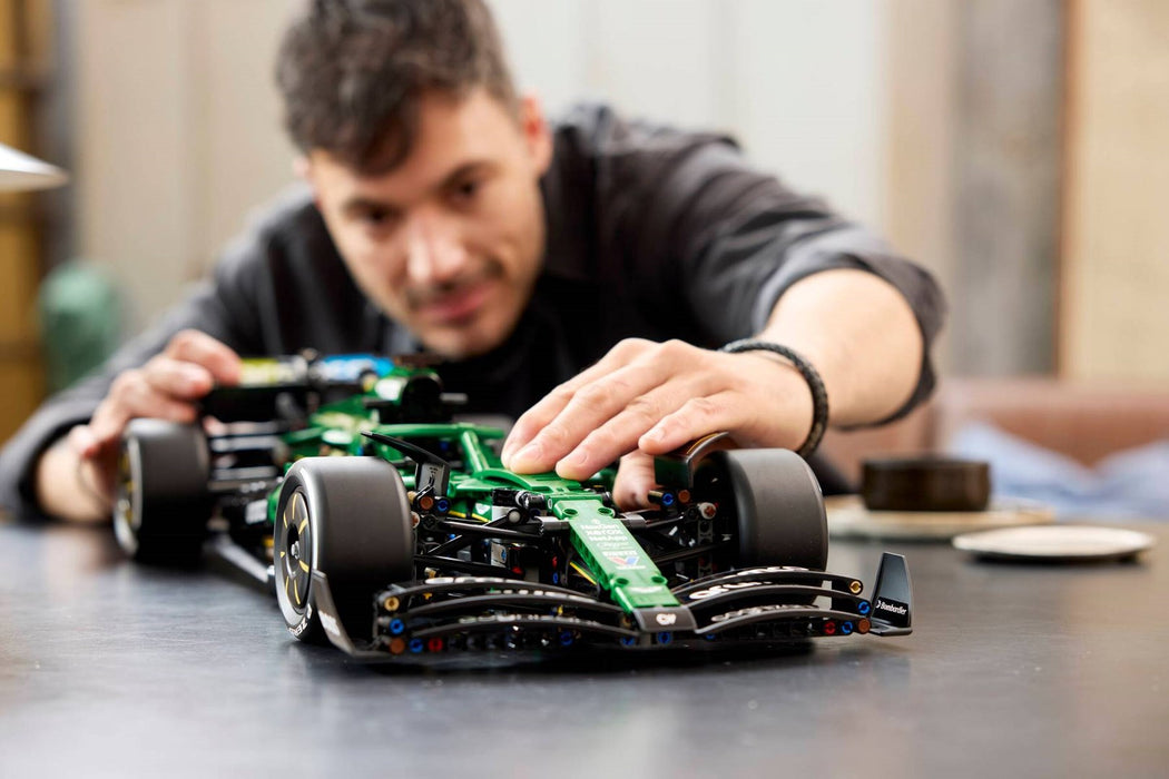 LEGO TECHNIC 42240 Астън Мартин Арамко AMR25 F1