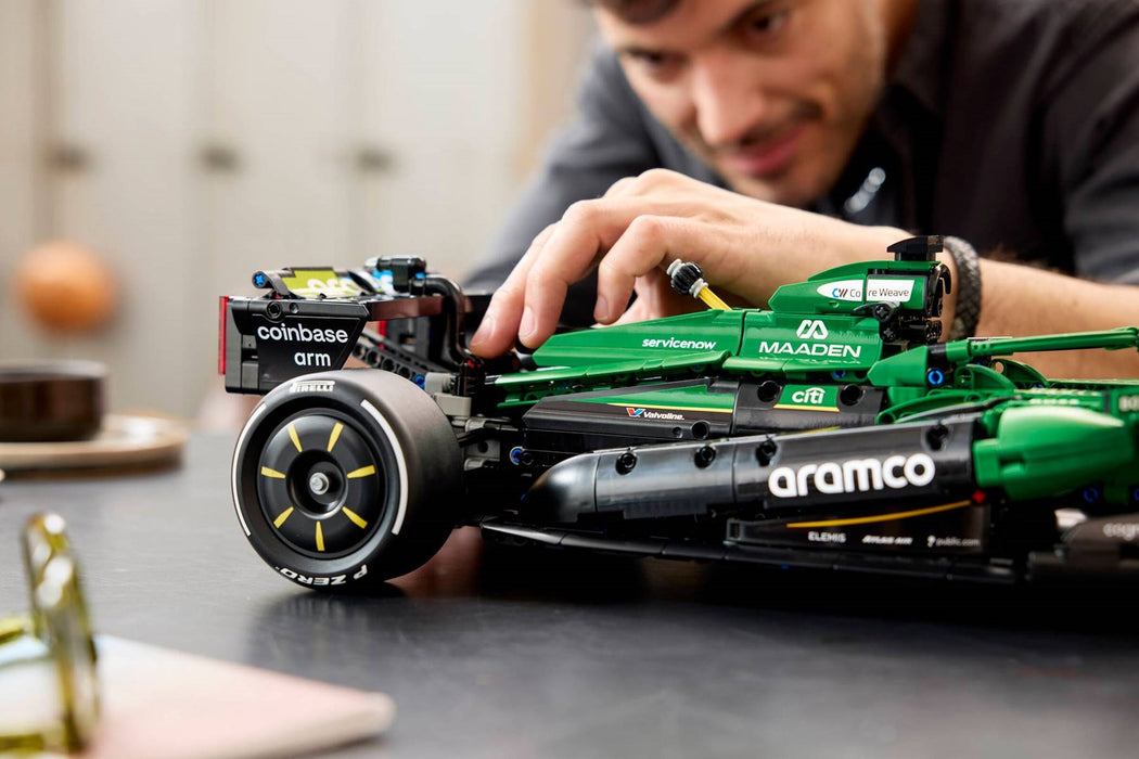 LEGO TECHNIC 42240 Астън Мартин Арамко AMR25 F1