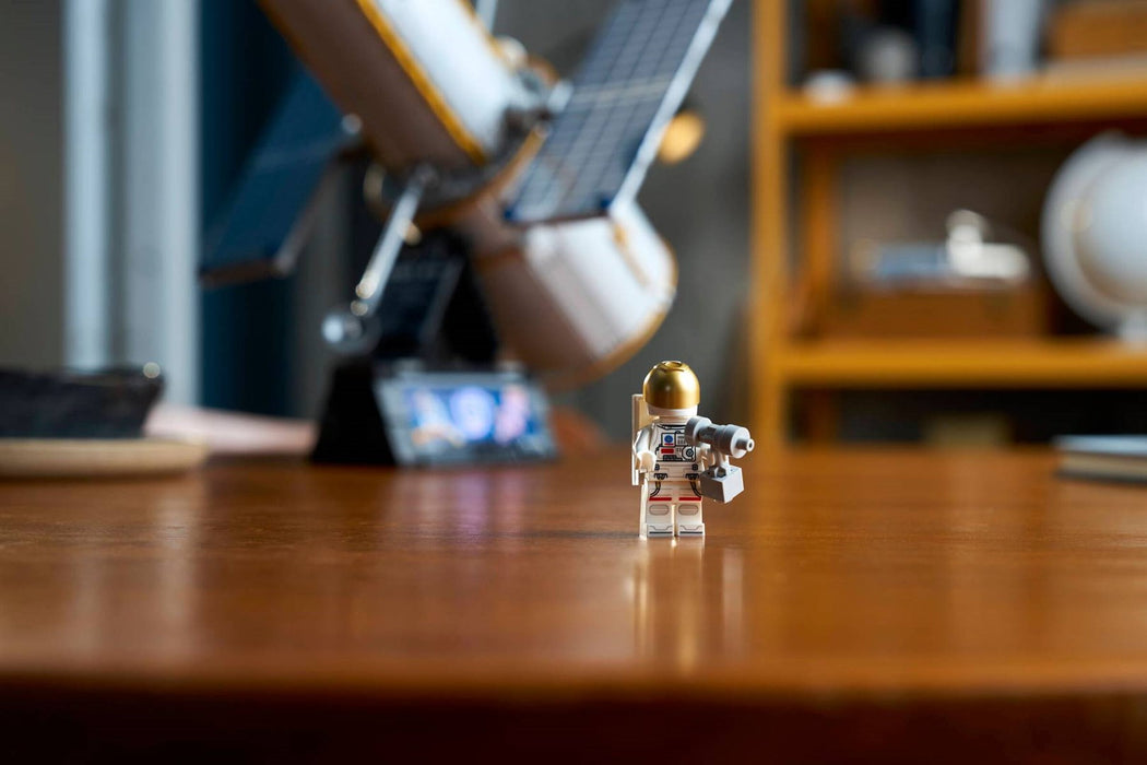 LEGO ICONS 11382 Космически телескоп Хъбъл