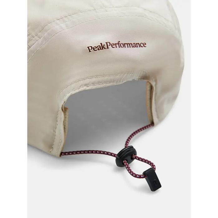 Лека бежова шапка Peak Performance