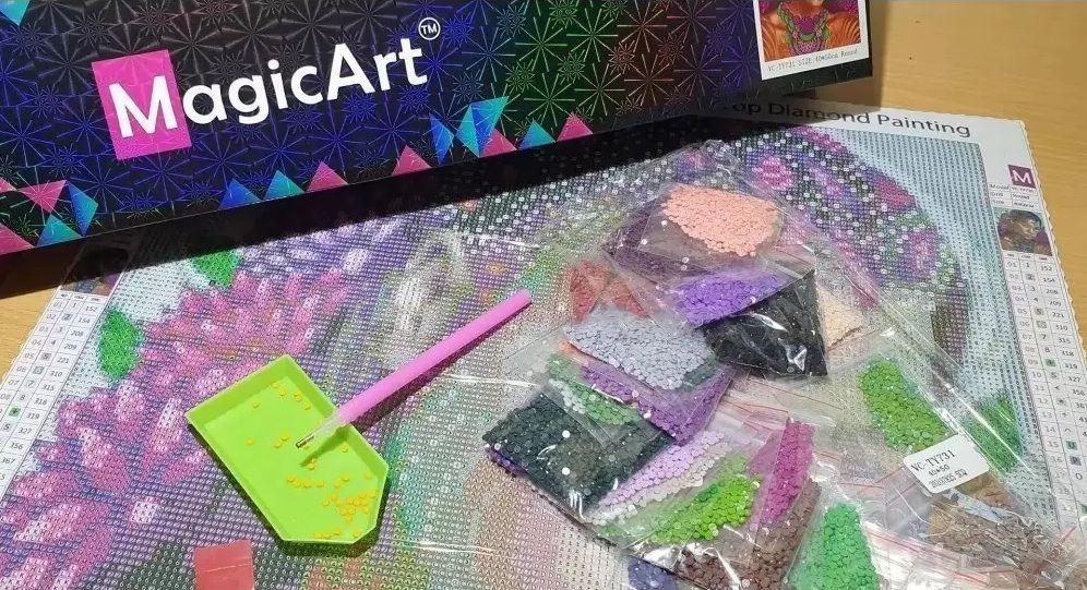 Диамантен гоблен MagicArt Premum - Вълшебно кралство, 30 х 40 cm, с кръгли мъниста + AB