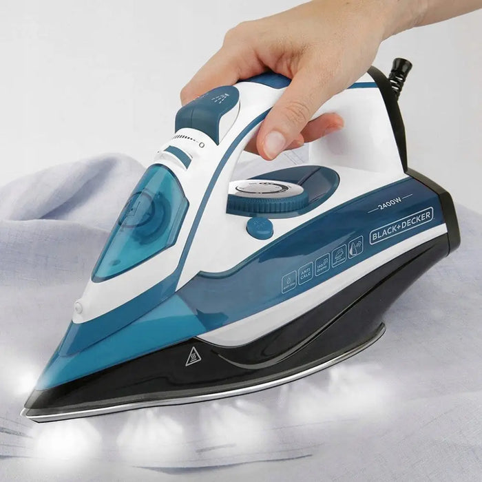 Парна ютия Black + Decker BXIR2402E (2400W; бяла)