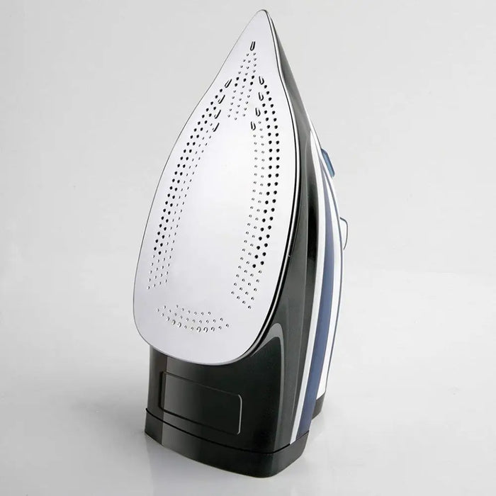 Парна ютия Black + Decker BXIR2402E (2400W; бяла)