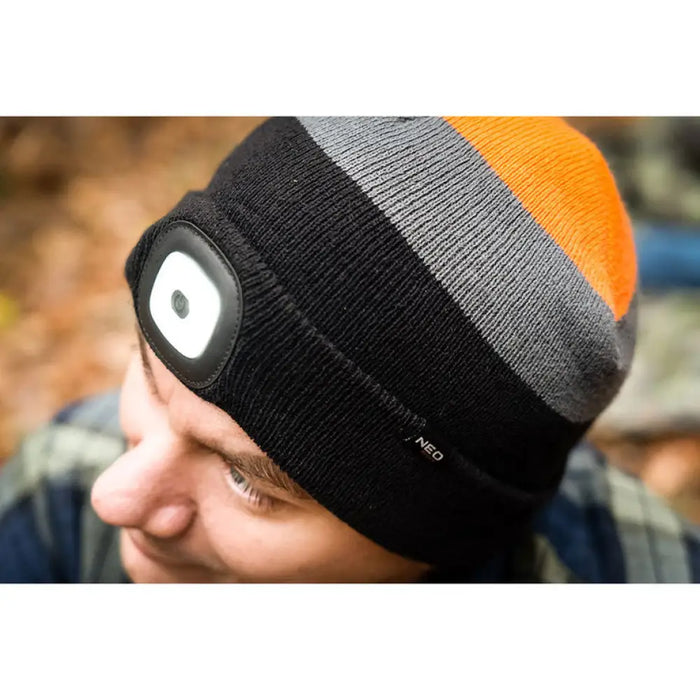 ПЛЕТЕНА ШАПКА С LED ФЕНЕР NEO 81-631
