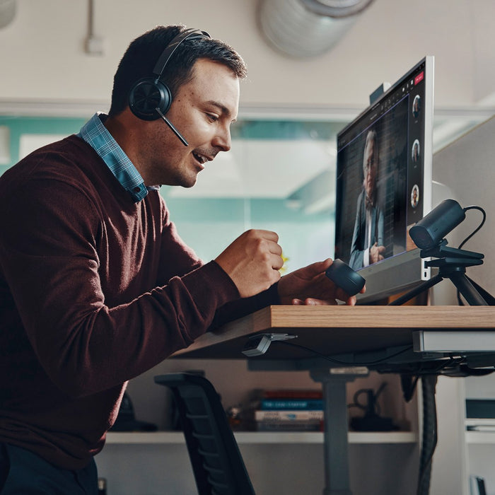 HP Poly Voyager Focus 2-M USB-CC слушалки с USB-C/A адаптер и поставка за зареждане