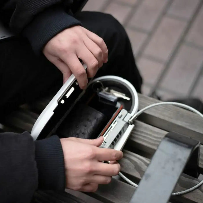 Преносим сейф със защитен кабел Master Lock 5900EURDWHT Бял