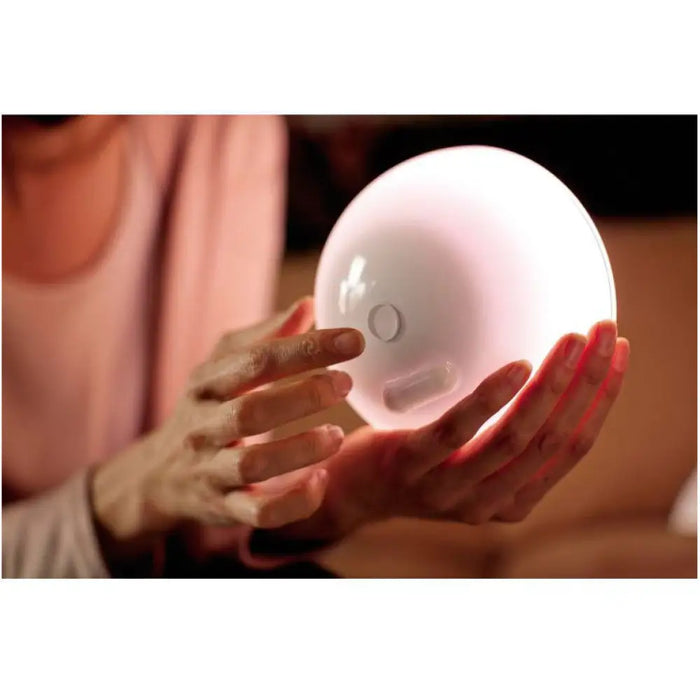 ПРЕНОСИМА ЛАМПА GO БЯЛА 6W LED ПРОМЕНЯЩИ СЕ ЦВЕТОВЕ PHILIPS