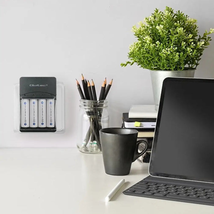 Qoltec 50653 Зарядно устройство за Ni-MH тип R03/AAA R6/AA