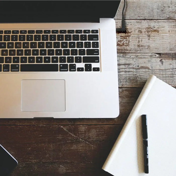 Qoltec 51025 захранващ адаптер/инвертор черен