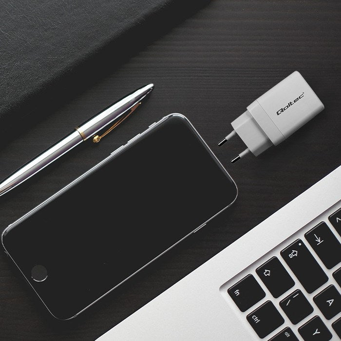 Зарядно устройство Qoltec 51825 GaN 45W | 5-20V | 1.5-3A | 1 x USB-C PD | 1x USB QC 3.0 | Бяло