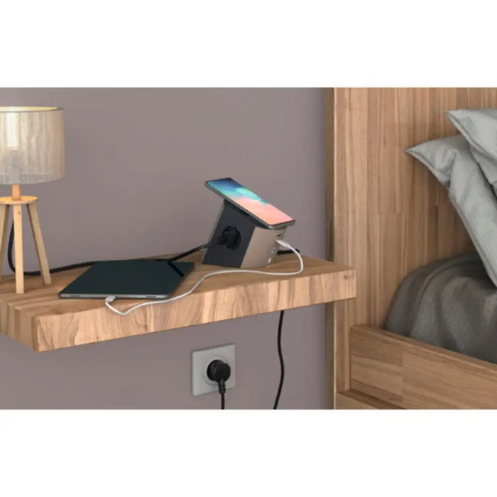 РАЗКЛОНИТЕЛ CORNER 2X2P + E USB LEGRAND
