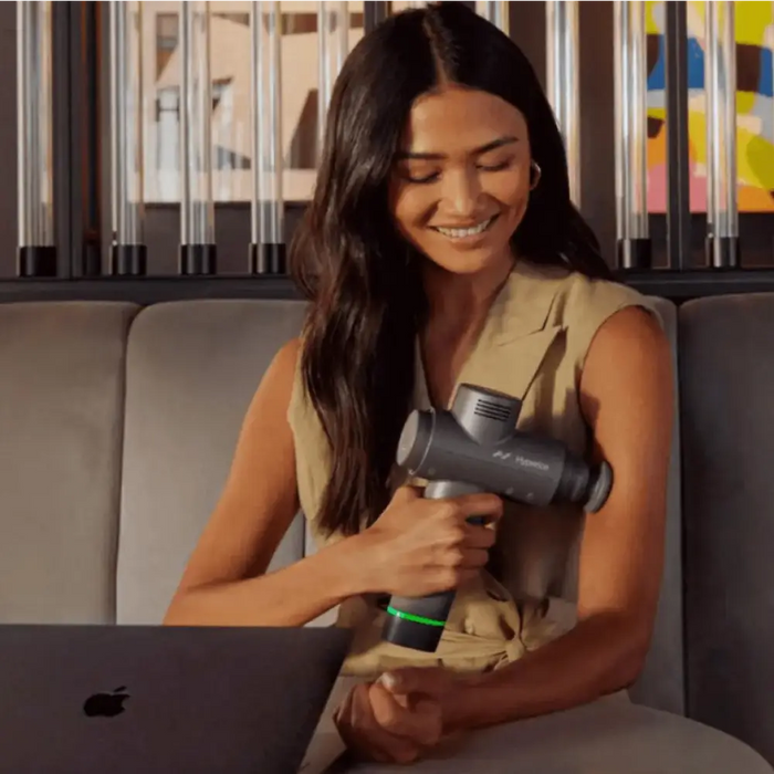 Ръчен масажор Hyperice Hypervolt 2 с приложение сив