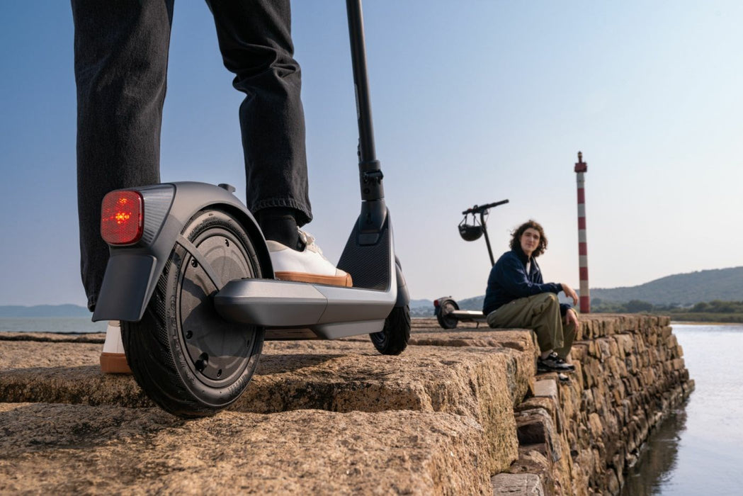 Електрическа тротинетка Segway-Ninebot KickScooter E2 Pro сив цвят 20 км/ч