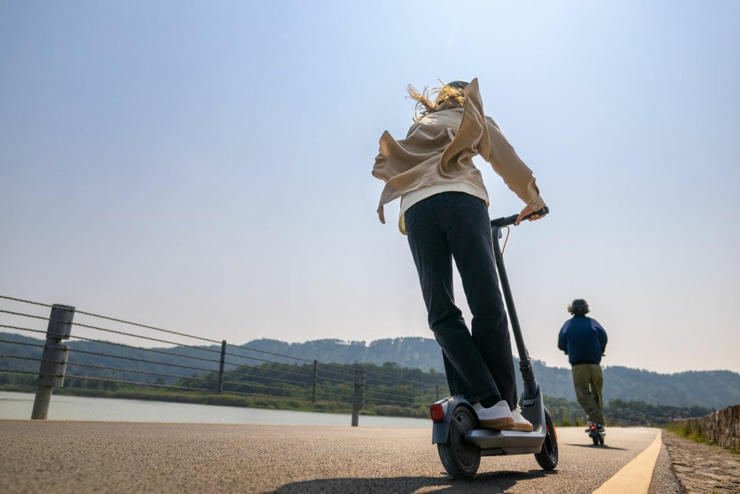 Електрическа тротинетка Segway-Ninebot KickScooter E2 Pro сив цвят 20 км/ч