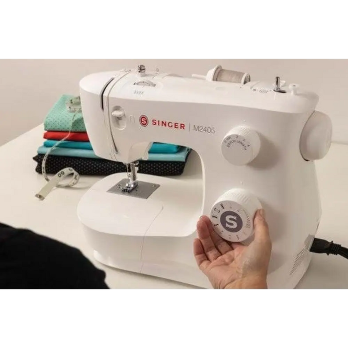 SINGER M2405 Механична шевна машина 70 W Бяла