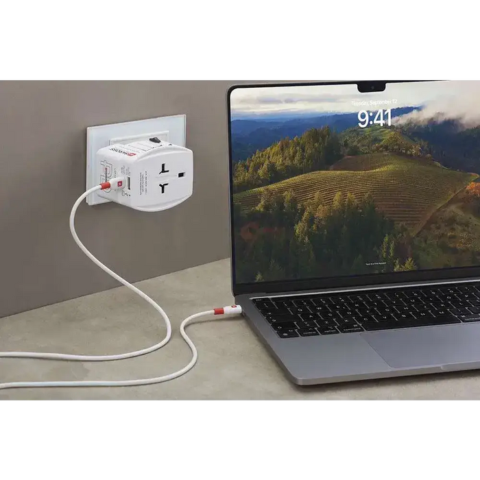 Skross универсален адаптер 220V 30W бял