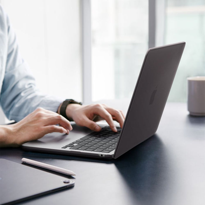 Калъф Spigen AirSkin за MacBook Air 13" 2023/2024/2025/2026 - полупрозрачен