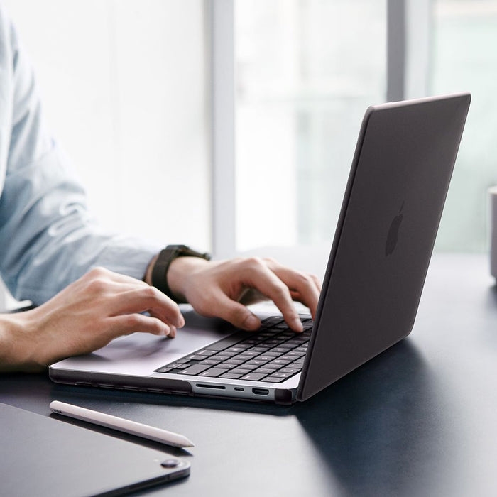 Калъф Spigen AirSkin за MacBook Pro 16" 2021 / 2023 / 2024 / 2025 / 2026 - полупрозрачен