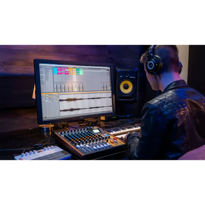 Tascam Model 12 12 канала 20 - 20000 Hz Черен Дърво