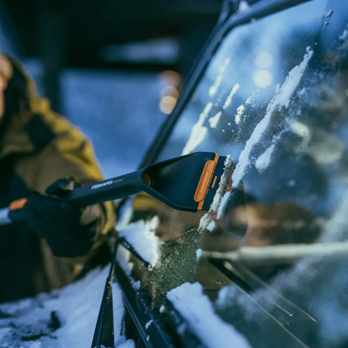 ТЕЛЕСКОПИЧНА СТЪРГАЛКА С ЧЕТКА 96-121CM FISKARS FS 1078492