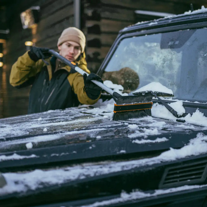 ТЕЛЕСКОПИЧНА СТЪРГАЛКА С ЧЕТКА 96-121CM FISKARS FS 1078492