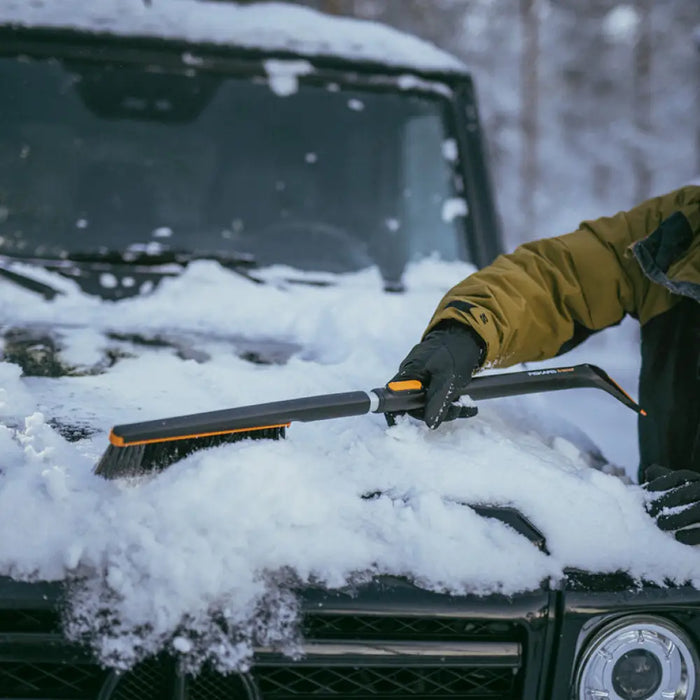 ТЕЛЕСКОПИЧНА СТЪРГАЛКА С ЧЕТКА 85-113CM FISKARS FS 1078493