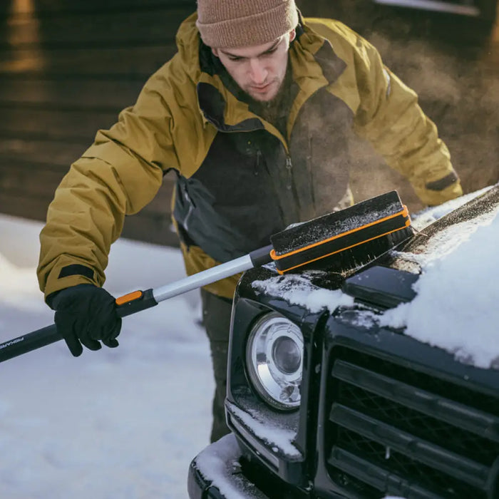 ТЕЛЕСКОПИЧНА СТЪРГАЛКА С ЧЕТКА 96-121CM FISKARS FS 1078492