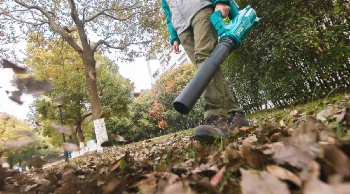 АКУМУЛАТОРНА МЕТЛА TOTAL 20V/2AH