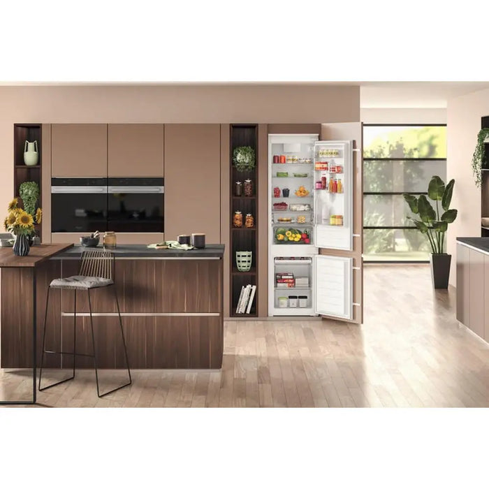 Вграден хладилник с фризер Hotpoint-Ariston HAC20D011A1 300