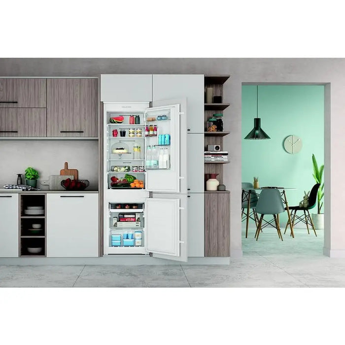 Вграден хладилник с фризер Indesit INC18 T112 250 l E No