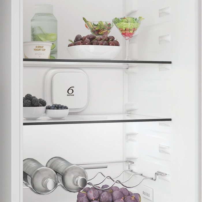 Хладилник за вграждане WHIRLPOOL WHK2 5322 B4E, 300 л, 6th SENSE, 193.5 см