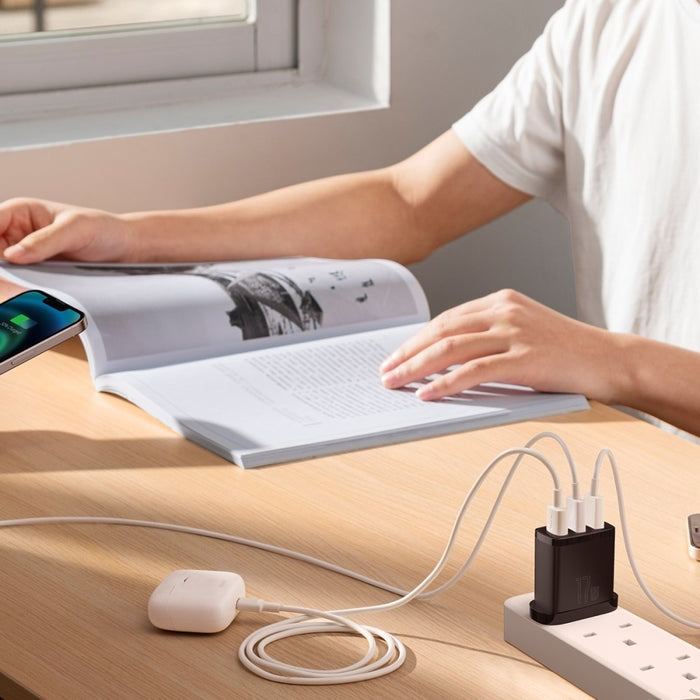 Зарядно устройство Baseus 3x USB 17W UK plug Черен