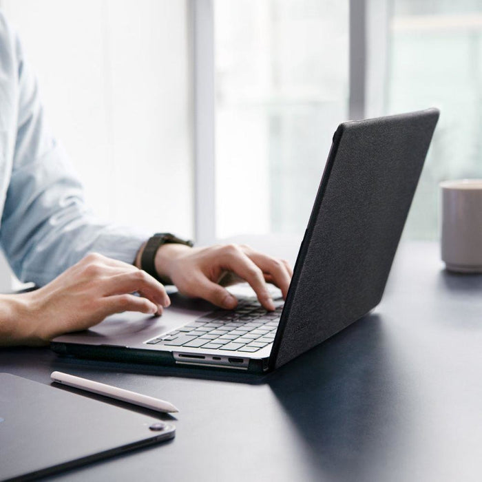 Калъф Spigen Urban Fit за MacBook Pro 14’ 2021 - 2022 черен